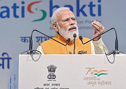 டெல்லி பிரகதி மைதானத்தில் நேற்று கதி சக்தி என்னும் அடிப்படைக் கட்டமைப்பு வசதிகளுக்கான தேசிய செயல் திட்டத்தை தொடங்கிவைத்துப் பேசுகிறார் பிரதமர் நரேந்திர மோடி. படம்: பிடிஐ