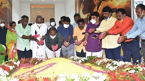 ராமேசுவரத்தில் உள்ள கலாம் நினைவிடத்தில் வெள்ளிக்கிழமை நடைபெற்ற அஞ்சலி செலுத்தும் நிகழ்ச்சி | படங்கள்: எல்.பாலச்சந்தர்.