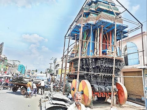 திருவண்ணாமலை அண்ணாமலையார் கோயிலில் பஞ்ச ரதங்களை சீரமைக்கும் பணி தொடங்கியது. படம்: இரா.தினேஷ்குமார்.