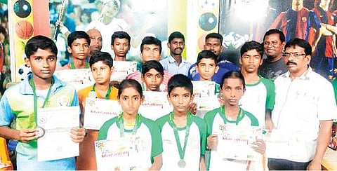 திருப்பூர் மற்றும் கரூர் மாவட்டங்களில் நடைபெற்ற மாநில அளவிலான மராத்தான் மற்றும் தடகள போட்டிகளில் பதக்கங்களை வென்ற மாணவர்களுக்கு ஜோலார்பேட்டை அரசு மினி விளையாட்டு அரங்கில் சிறப்பான வரவேற்பு அளிக்கப்பட்டது.