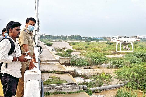 பாலாற்றில் வெள்ளப்பெருக்கு ஏற்பட்டுள்ளதால் பாலாற்றின் கரையோர குடியிருப்பு பகுதியில் தண்ணீர் வெள்ளம் சூழ்ந்துள்ளதா? வீடுகள் ஏதேனும் சேதம் அடைந்ததா? என வேலூர் புதிய பேருந்து நிலையம் அருகே அம்பேத்கர் நகர், சேண்பாக்கம் உள்ளிட்ட பாலாற்றின் கரையோர பகுதியில் வடக்கு காவல்நிலைய ஆய்வாளர் செந்தில்குமார் நேற்று ட்ரோன் கேமரா மூலம் கண்காணித்தார். படம்: வி.எம்.மணிநாதன்.