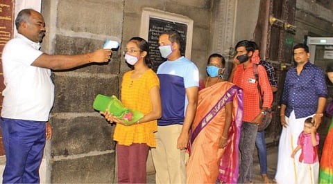 திருநெல்வேலி நெல்லையப்பர் கோயிலில் சுவாமி தரிசனத்துக்கு வந்த பக்தர்களின் உடல் வெப்பநிலை பரிசோதிக்கப்பட்டது.