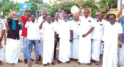 தஞ்சாவூரில் நேற்று ஆர்ப்பாட்டத்தில் ஈடுபட்ட அகில இந்திய விவசாயிகள் போராட்ட ஒருங்கிணைப்பு குழுவினர்.