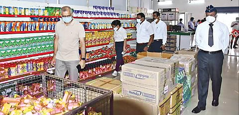 சேலம் அரியானூரில் உள்ள ராணுவ கேன்டீனில் தென்னிந்திய ராணுவ தளபதி மேஜர் ஜெனரல் பிரகாஷ் சந்திரா ஆய்வு மேற்கொண்டார்.