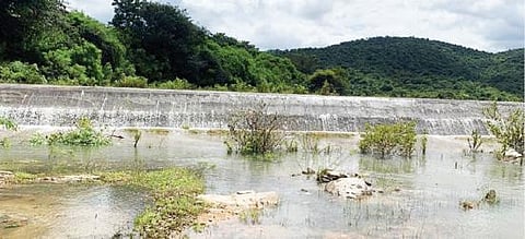 ஆந்திர மலைப்பகுதிகளில் பெய்யும் தொடர் மழையால் தடுப்பணை நிரம்பி தண்ணீர் வழிந்தோடுவதால், வேப்பனப்பள்ளி விவசாயிகள் மகிழ்ச்சியடைந்துள்ளனர்.