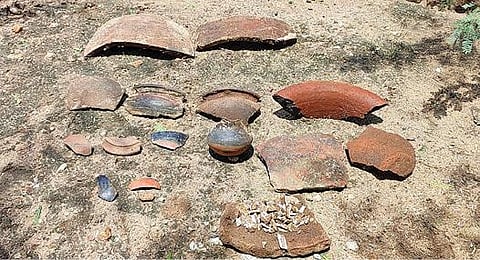 காரியாபட்டி அருகே கிழவனேரி கிராமத்தில் கண்டெடுக்கப்பட்ட முதுமக்கள் தாழியின் சிதறல்கள்.