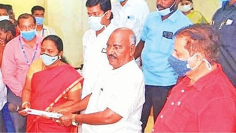 விழாவில் பார்வையற்ற ஒருவருக்கு ஊன்றுகோலை அமைச்சர் செஞ்சி மஸ்தான் வழங்குகிறார். உடன் லட்சுமணன் எம்.எல்.ஏ. உள்ளிட்டோர்.