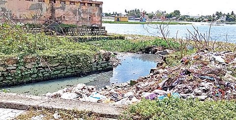 பள்ளிபாளையம் நகராட்சி 21-வது வார்டு அங்காளம்மன் கோயில் வீதியில் இருந்து வெளியேறும் கழிவு நீர் காவிரி ஆற்றில் கலக்கிறது. இதனால், அப்பகுதியில் சுகாதாரச் சீர்கேடு நிலவி வருகிறது. படம்: கி.பார்த்திபன்