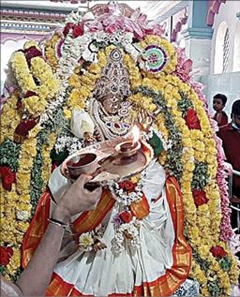 கூத்தனூர் சரஸ்வதி கோயிலில் விஜயதசமி விழாவையொட்டி அம்மன் வெண்பட்டு உடுத்தி பக்தர்களுக்கு அருள்பாலித்தார்.