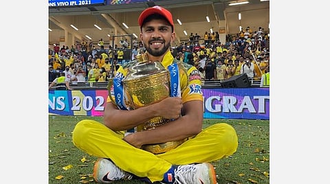 கோப்பையை கட்டி அணைத்தபடி போஸ் கொடுத்தசிஎஸ்கே வீரர் கெய்க்வாட் | படம் உதவி ட்விட்டர்