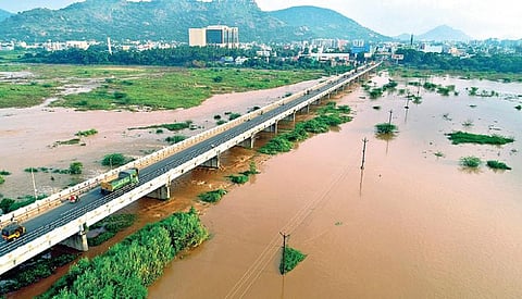 வேலூர் பாலாற்றில் அதிகரித்துள்ள வெள்ளப்பெருக்கு. படம்: வி.எம்.மணிநாதன்.