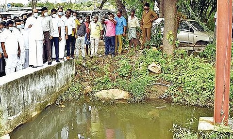 தி.மலை அடுத்த வேங்கிக்காலில் உள்ள நீர்வரத்து கால்வாயை ஆய்வு செய்த அமைச்சர் எ.வ.வேலு. அருகில், ஆட்சியர் பா.முருகேஷ் உள்ளிட்டோர்.