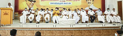 திருவண்ணாமலையில் நடைபெற்ற திமுக செயற்குழு கூட்டத்தில் பேசும் அமைச்சர் எ.வ.வேலு.