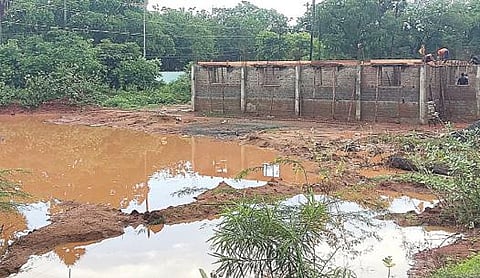 ஊராட்சி நிதியை பயன்படுத்துவதில் விதிமீறல் - காஞ்சிரங்கால் ஊராட்சி நிதியில் சிவகங்கை நகரில் கட்டிடம் : கிராம மக்கள் எதிர்ப்பு