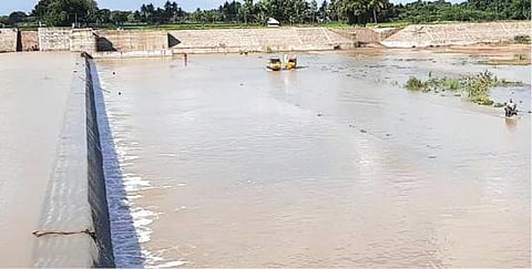 முஷ்ணம் அருகே நெடுஞ்சேரி - பவழங்குடி இடையே வெள்ளாற்றில் உள்ள தடுப்பணை.