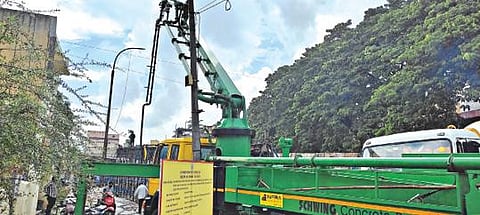 சேலம் மாநகராட்சி தொங்கும் பூங்கா எதிரே முள்ளுவாடி ரயில்வே கேட் மேம்பாலம் கட்டுமானப் பணி நடைபெற்று வருகிறது. இதற்காக நவீன கலவை இயந்திரத்தைப் பயன்படுத்தி பணியில் ஈடுபட்ட தொழிலாளர்கள்.படம்: எஸ்.விஜயகுமார்