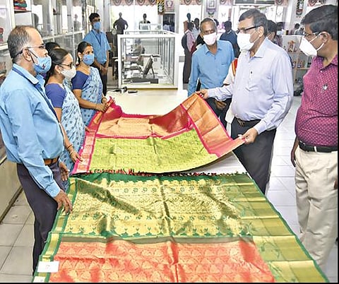 சேலம் கோ-ஆப்டெக்ஸ் தங்கம் பட்டு மாளிகையில் தீபாவளி சிறப்பு தள்ளுபடி விற்பனையை ஆட்சியர் கார்மேகம் தொடங்கி வைத்து பார்வையிட்டார்.