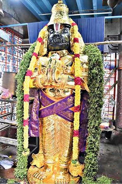 புரட்டாசி கடைசி சனிக்கிழமையை யொட்டி, சேலம் கோட்டை அழகிரிநாதர் கோயிலில், தங்கக் கவசம் சாத்தப்பட்டு பக்தர்களுக்கு அருள் பாலித்த ஆஞ்சநேயர்.