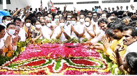 அதிமுக பொன்விழா ஆண்டு கொண்டாட்டம் தொடக்கம்: எம்ஜிஆர், ஜெ. நினைவிடங்களில் ஓபிஎஸ்- ஈபிஎஸ் மரியாதை