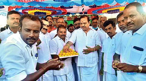 அதிமுக பொன்விழாவையொட்டி, தி.மலையில் கட்சியினருக்கு இனிப்பு வழங்கிய எம்எல்ஏ அக்ரி எஸ்.எஸ்.கிருஷ்ணமூர்த்தி.