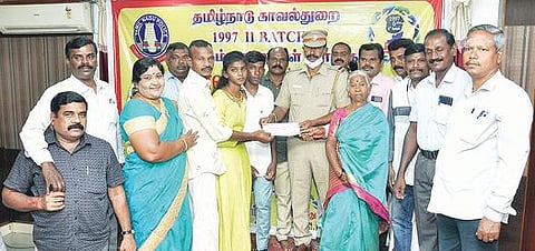 காக்கும் காவலர்கள் குழு சார்பில், காட்பாடியில் மாலதியின் குடும்பத்துக்கு ரூ.12.57 லட்சம் நிதியுதவி வழங்கப்பட்டது.படம். வி.எம்.மணிநாதன்