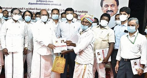 தி.மலையில் நடந்த விழாவில், விவசாயி ஒருவருக்கு இலவச மின்சாரம் பெறுவதற்கான ஆணையை வழங்கிய அமைச்சர் எ.வ.வேலு. அருகில், ஆட்சியர் பா.முருகேஷ், துணை சபாநாயகர் கு.பிச்சாண்டி உள்ளிட்டோர்.