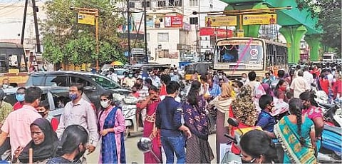 தீபாவளி பண்டிகைக்காக ஜவுளி, அலங்காரப் பொருட்கள் உள்ளிட்டவைகளை வாங்க குவிந்த மக்களால் சேலம் டிவிஎஸ் பேருந்து நிறுத்தம் அருகேயுள்ள சாலையில் போக்குவரத்து நெரிசல் ஏற்பட்டது.