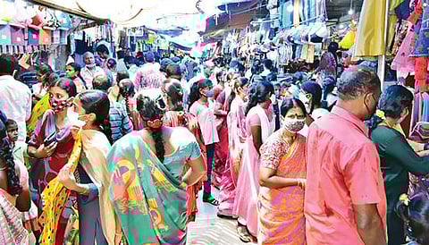 ஈரோடு கனி ஜவுளிச்சந்தையில் நேற்று கூட்டம் அதிகரித்ததால் விற்பனை களைகட்டியது.