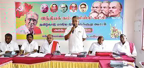 ஈரோட்டில் நேற்று தொடங்கிய இந்திய கம்யூனிஸ்ட் கட்சியின் மாநில நிர்வாகக்குழு கூட்டத்தில், மாநிலச் செயலாளர் முத்தரசன் பேசினார்.