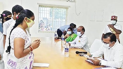 திருப்பத்தூர் மாவட்ட ஆட்சியர் அமர் குஷ்வாஹாவிடம் நேற்று மனு அளித்த கிருஷ்ணனின் குடும்பத்தினர். படம்:ந.சரவணன்.