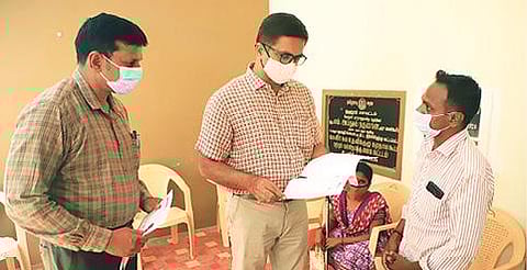 வேலூர் மாவட்ட ஆட்சியர் அலுவலகத்தில் நடைபெற்ற மக்கள் குறைதீர்வு கூட்டத்தில் மாற்றுத்திறனாளிகளிடம் மனுவை பெற்ற ஆட்சியர் குமாரவேல் பாண்டியன். அடுத்த படம்: ராணிப்பேட்டை மாவட்ட ஆட்சியர் அலுவலகத்தில் பொதுமக்களிடம் இருந்து கோரிக்கை மனுக்களை பெற்றுக்கொண்ட மாவட்ட ஆட்சியர் பாஸ்கர பாண்டியன். கடைசிப்படம்: மாற்றுத்திறனாளிக்கு நலத்திட்ட உதவிகளை வழங்கிய திருவண்ணாமலை மாவட்ட ஆட்சியர் பா.முருகேஷ்.