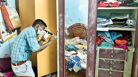 தி.மலையில் திருட்டு நடந்த பிஎஸ்என்எல் அதிகாரி வீட்டில் தடயங்களை சேகரித்த கை ரேகை நிபுணர். படம்: இரா.தினேஷ்குமார்.