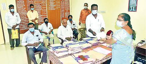 வேலூர் ஒருங்கிணைந்த பதிவுத்துறை அலுவலகத்தில் நடைபெற்ற குறைதீர்வு கூட்டத்தில் பொதுமக்களிடம் மனு பெற்ற மாவட்ட பதிவாளர் (நிர்வாகம்) சுடரொளி.படம்: வி.எம்.மணிநாதன்.