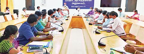 உள்ளாட்சி தேர்தலில் வெற்றி பெற்றவர்களுக்கு பதவியேற்பு நிகழ்ச்சி மற்றும் மறைமுக தேர்தலை எப்படி நடத்த வேண்டும் என உள்ளாட்சி துறையினருக்கு ஆட்சியர் அமர் குஷ்வாஹா நேற்று ஆலோசனை வழங்கினார்.