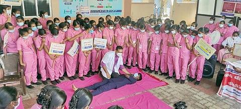 உலக விபத்து காய தினத்தை முன்னிட்டு திருநெல்வேலி அரசு மருத்துவக் கல்லூரி மருத்துவமனை வளாகத்தில் நடைபெற்ற நிகழ்ச்சியில் மரண தருவாயில் இருப்போருக்கு இதய இயக்க மீட்பு (CPR) பயிற்சி பற்றி செய்முறையுடன் விளக்கப்பட்டது.