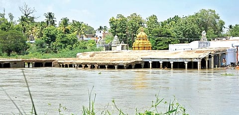 திருநெல்வேலியில் குறுக்குத்துறை தாமிரபரணி கரையிலுள்ள முருகன் கோயில் மண்டபத்தை மூழ்கடிக்கும் அளவுக்கு நேற்று பிற்பகலில் ஆற்றில் தண்ணீர் பெருக்கெடுத்து ஓடியது. படம்: மு. லெட்சுமி அருண்