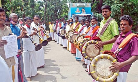 ஈரோடு ஆட்சியர் அலுவலகத்தில் உதவித்தொகை, ஓய்வூதியம் உள்ளிட்ட கோரிக்கைகளை வலியுறுத்தி மனு அளிக்க வந்த நாதஸ்வர, தவில் கலைஞர்கள்.