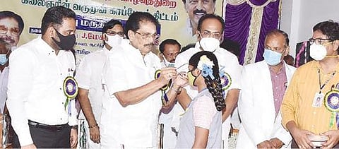 பாலையம்பட்டியில் நடைபெற்ற மருத்துவ முகாமில் மாணவிக்கு இலவச கண்ணாடி அணிவிக்கும் அமைச்சர் சாத்தூர் ராமச்சந்திரன். அருகில் அமைச்சர் தங்கம் தென்னரசு, ஆட்சியர் ஜெ.மேகநாதரெட்டி உள்ளிட்டோர்.