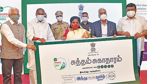 பள்ளி மாணவர்கள், பெற்றோர் இடையே சுகாதார விழிப்புணர்வைக் கொண்டு வரும் வகையில், சுத்தம் சுகாதாரம் இணைய வழி தொடர் விழிப்புணர்வு நிகழ்வை துணைநிலை ஆளுநர் தமிழிசை, முதல்வர் ரங்கசாமி தொடங்கி வைத்தனர். உடன் ‘இந்து தமிழ் திசை’ வர்த்தகப் பிரிவு தலைவர் சங்கர் வி.சுப்ரமணியன், கலெக்டிவ் குட் பவுண்டேசன் மூத்த ஆலோசகர் வைத்தியநாதன் மற்றும் ‘இந்து தமிழ் திசை’ விற்பனைப் பிரிவு பொது மேலாளர் டி.ராஜ்குமார் உள்ளிட்டோர்.படங்கள்: எம்.சாம்ராஜ்