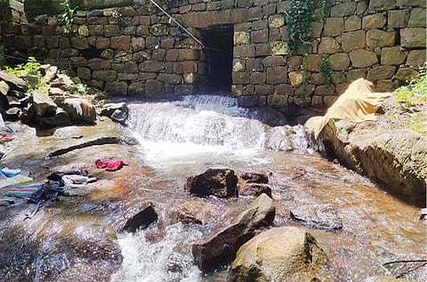 மழையால், ஏற்காடு மலைப்பாதையில் ஏற்பட்டுள்ள திடீர் நீர்வீழ்ச்சி.