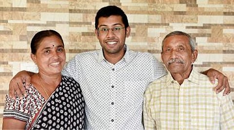 பெற்றோர் தர்மலிங்கம், அமிர்தவள்ளியுடன் ரஞ்சித்.படம்: ஜெ.மனோகரன்.