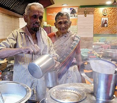 எர்ணாகுளத்தில் தனது டீ கடையில் பணியாற்றும் விஜயன்-மோகனா தம்பதி.படம்: துளசி காக்கட்.