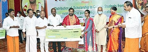 வேலூர் அடுத்த ஸ்ரீபுரம் நாராயணி பீடத்தில் வித்யா நேத்ரம் திட்டத்தில் ரூ.50 லட்சம் மதிப்பிலான காசோலைகள் வழங்கும் விழாவில் சக்தி அம்மா முன்னிலையில் ஒரு மாணவிக்கு தமிழக மக்கள் நல்வாழ்வுத்துறை அமைச்சர் சுப்பிரமணி உதவித்தொகையை வழங்கினார்.