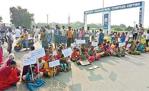 செய்யாறு–காஞ்சிபுரம் சாலையில் ஊராட்சி துணைத் தலைவருக்கு ஆதரவாக நேற்று சாலை மறியலில் ஈடுபட்ட பொதுமக்கள்.