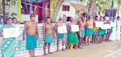 கழுத்தில் தூக்கு கயிறை மாட்டிக் கொண்டு போராட்டத்தில் ஈடுபட்ட தேசிய- தென்னிந்திய நதிகள் இணைப்பு விவசாயிகள் சங்கத்தினர் .