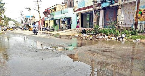 கிருஷ்ணகிரி நகர பேருந்து நிலையம் செல்லும் சாலையில் பாதாள சாக்கடை கால்வாய் அடைப்பால், கழிவுநீர் வெளியேறி துர்நாற்றம் வீசியது.