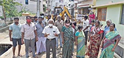 சேலம் கிச்சிபாளையம் எருமாபாளையம் பிரதானச் சாலையில் நடைபெற்று வரும் பாதாள சாக்கடை திட்டப்பணியை விரைந்து முடிக்க வலியுறுத்தி மறியலில் ஈடுபட்ட அப்பகுதி மக்கள். படம்: எஸ்.குரு பரசாத்