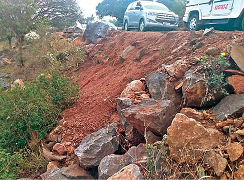 ஜருகுமலை மலைப்பாதையில் ஏற்பட்டுள்ள மண் சரிவு.
