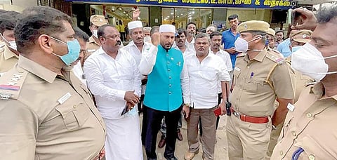 கைது செய்யப்பட்ட பாஜக சிறுபான்மை பிரிவு தேசிய செயலாளர் வேலூர் இப்ராஹிம் மற்றும் நிர்வாகிகள்.