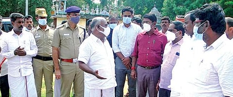 மரக்காணம் பகுதியில் முதல்வர் மு.க.ஸ்டாலின் பங்கேற்கும் நலத்திட்ட உதவிகள் வழங்கும் நிகழ்ச்சிக்கான கழிக்குப்பம் பகுதியை அமைச்சர் செஞ்சி மஸ்தான் முன்னிலையில் அதிகாரிகள் ஆய்வு செய்தனர். அருகில் ஆட்சியர் மோகன் உள்ளிட்டோர் உள்ளனர்.